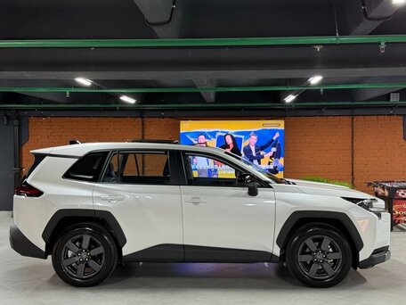 2025 Toyota RAV4 VI (XA60), белый, вид 4