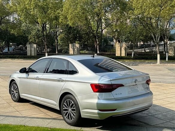 2021 Volkswagen Jetta VII Рестайлинг, серебристый, 1700000 рублей - вид 3
