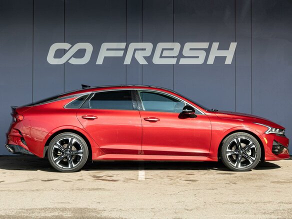 2021 Kia K5 III, красный, 2330000 рублей - вид 4