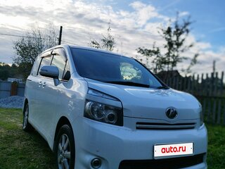 2007 Toyota Voxy II (R70), белый, 1520000 рублей, вид 1