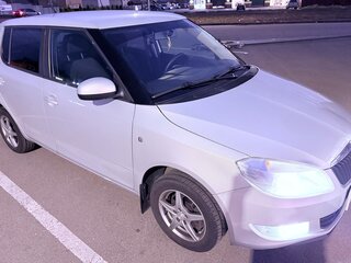 2013 Skoda Fabia II Рестайлинг, серебристый, 650000 рублей, вид 3