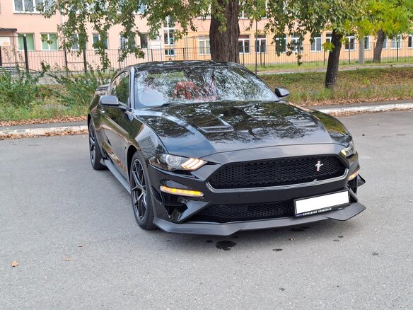 2022 Ford Mustang VI Рестайлинг, чёрный, 3480000 рублей - вид 3