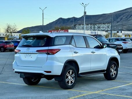 2023 Toyota Fortuner II Рестайлинг, белый, 5140000 рублей, вид 3