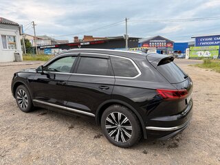 2019 Volkswagen Touareg III, чёрный, 4250000 рублей, вид 3