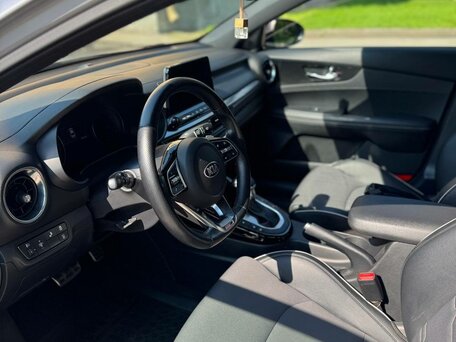 2021 Kia Cerato IV, серебристый, 1600000 рублей, вид 5