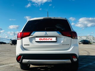2015 Mitsubishi Outlander III Рестайлинг, белый, 1500000 рублей, вид 4