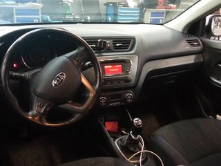 2015 Kia Rio III Рестайлинг, серебристый, 950000 рублей, вид 5
