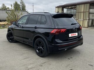 2021 Volkswagen Tiguan II Рестайлинг, чёрный, 3250000 рублей, вид 2