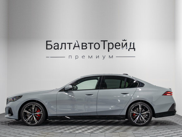 2025 BMW 5 серии 540d xDrive VIII (G60/G61/G68), серый, 12989000 рублей - вид 10
