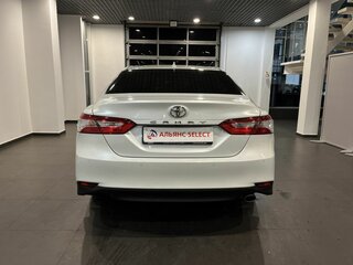 2021 Toyota Camry VIII (XV70) Рестайлинг, белый, 3290000 рублей, вид 4