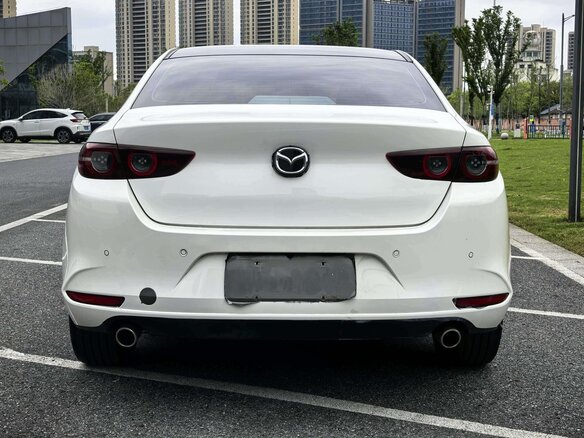 2022 Mazda 3 Axela IV (BP), белый, 1340000 рублей - вид 4