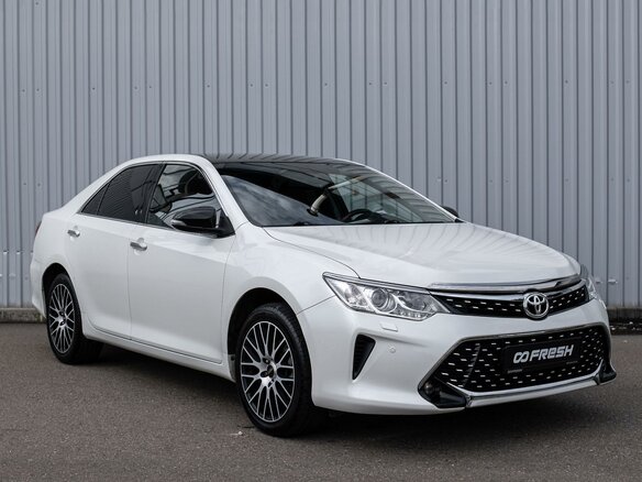 2016 Toyota Camry VII (XV50) Рестайлинг, белый, 2639000 рублей