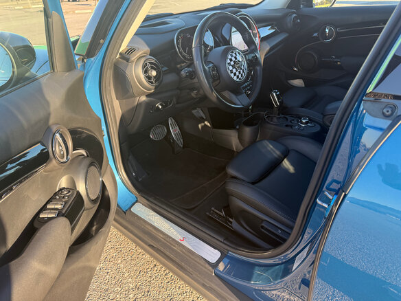 2021 Mini Hatch Cooper S III (F55/F56) Рестайлинг 2, синий, 2990000 рублей - вид 5