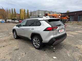 2020 Toyota RAV4 V (XA50), серебристый, 4100000 рублей, вид 4
