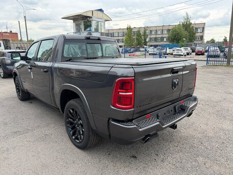 2026 Ram 1500 Crew Cab V Рестайлинг, серый, 9499999 рублей, вид 4