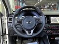 2017 Kia Niro Plug-in hybrid I, белый, 1111000 рублей - вид 5
