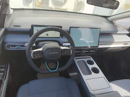 2026 Aion Y Plus 51.9 kWh, серебристый, 1850000 рублей, вид 5