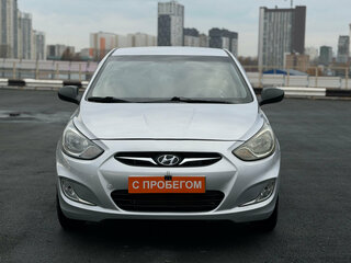 2013 Hyundai Solaris I, серебристый, 599000 рублей, вид 2