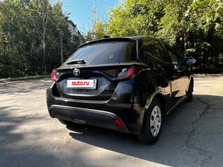 2022 Toyota Yaris IV, чёрный, 850000 рублей, вид 3