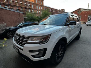 2017 Ford Explorer V Рестайлинг 2, белый, 2590000 рублей, вид 1
