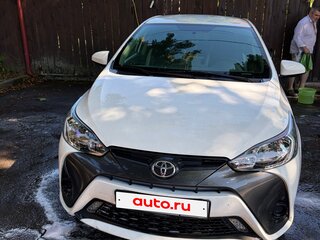 2022 Toyota Yaris L X XP150 Рестайлинг, белый, 2000000 рублей, вид 2