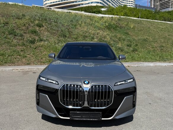 2025 BMW 7 серии 740d xDrive VII (G70), серый - вид 2