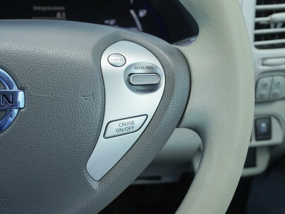 2011 Nissan Leaf (EM61) I (ZE0/AZE0), белый, 570000 рублей - вид 16