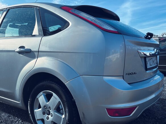 2010 Ford Focus II Рестайлинг, серебристый, 610000 рублей - вид 2