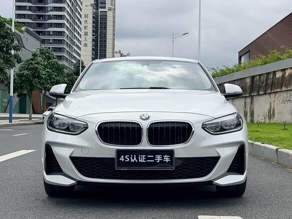 2023 BMW 1 серии 120i III (F52) Рестайлинг, белый - вид 2