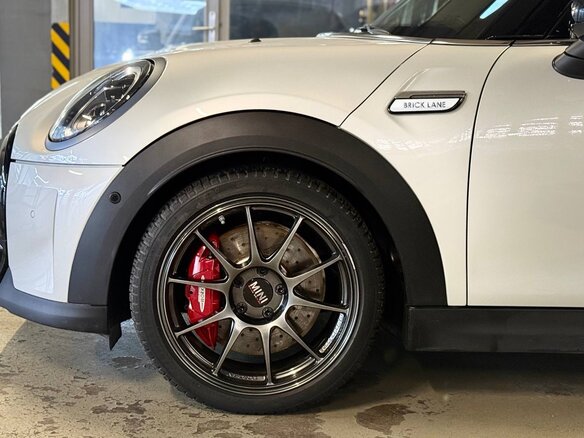 2022 Mini Hatch Cooper S III (F55/F56) Рестайлинг 2, серый - вид 2