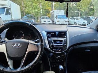 2015 Hyundai Solaris I Рестайлинг, серебристый, 670000 рублей, вид 5