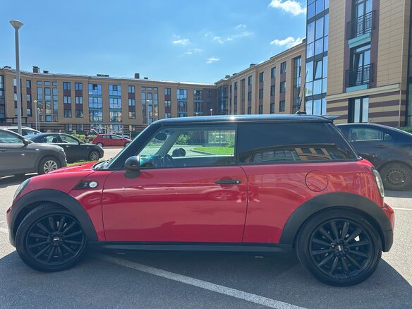2011 Mini Hatch Cooper S II (R56) Рестайлинг, красный, 1150000 рублей - вид 2