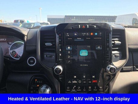 2022 Ram 1500 Crew Cab V, чёрный, 5848400 рублей, вид 3