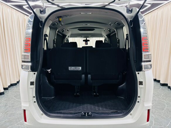 2018 Toyota Voxy III (R80) Рестайлинг, белый, 2199999 рублей - вид 20