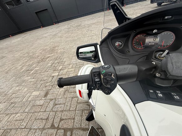 2016 BRP Can-Am Spyder, белый, 1750000 рублей - вид 6
