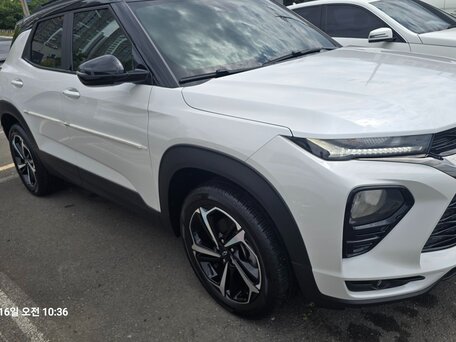 2022 Chevrolet TrailBlazer III, белый, 1830000 рублей, вид 3
