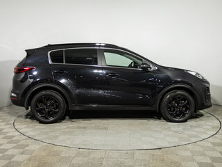 2021 Kia Sportage IV Рестайлинг, чёрный, 2349700 рублей, вид 4