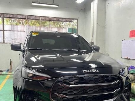 2026 Isuzu MU-X II Рестайлинг, чёрный, 3980000 рублей, вид 3