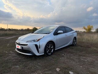 2019 Toyota Prius IV Рестайлинг (XW50), серебристый, 1915000 рублей, вид 1