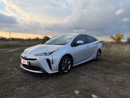 2019 Toyota Prius IV Рестайлинг (XW50), серебристый, 1915000 рублей, вид 1