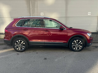 2019 Volkswagen Tiguan II, красный, 2119000 рублей, вид 4
