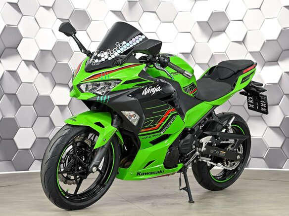 2024 Kawasaki Ninja 400, зелёный - вид 1