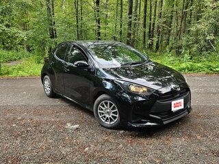 2020 Toyota Yaris IV, чёрный, 1215000 рублей, вид 5