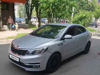 2015 Kia Rio III Рестайлинг, серебристый, 435000 рублей, вид 1