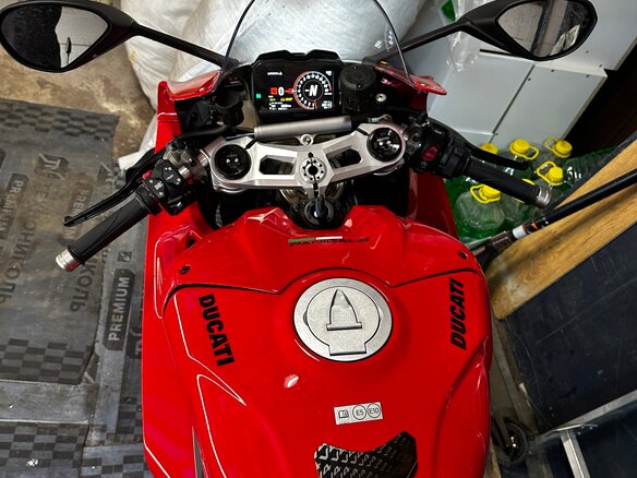 2023 Ducati Panigale V4, красный, 2600000 рублей - вид 4