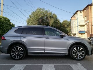2020 Volkswagen Tiguan Allspace II, серый, 3350000 рублей, вид 2