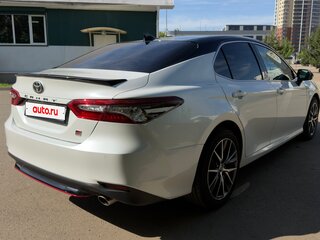 2021 Toyota Camry VIII (XV70) Рестайлинг, белый, 3200000 рублей, вид 4