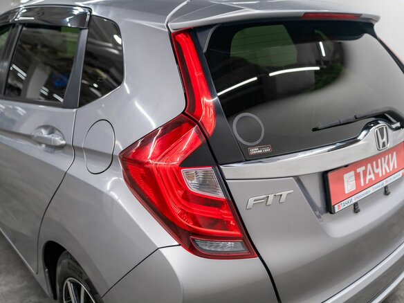 2018 Honda Fit III Рестайлинг, серебристый, 1075000 рублей - вид 17