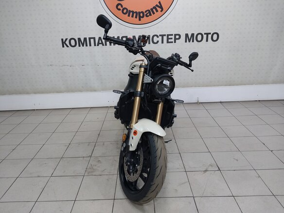 2025 Yamaha XSR900, бежевый, 1289000 рублей - вид 2