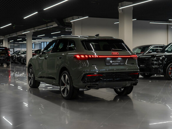 2026 Audi Q5 45 TFSI III (GU), зелёный, 7180000 рублей - вид 3